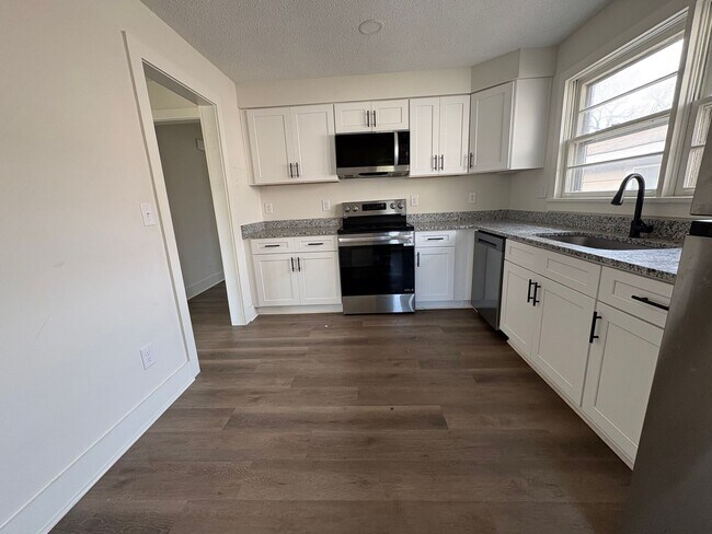 Foto del edificio - Fully Renovated 3BR/1.5BA – Prime Location + Lawn Care Included