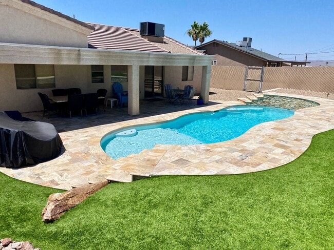 Building Photo - Beautiful Pool Home available for Winter 2...