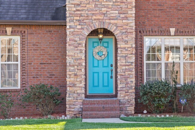Foto del edificio - Three Bedroom with Bonus on Exit 8!
