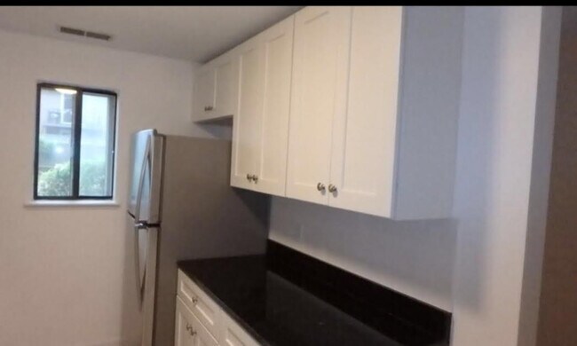 Kitchen - 32 Village Hill Ln