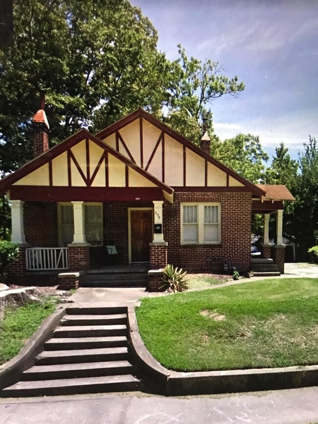 Building Photo - 209 S Summit St