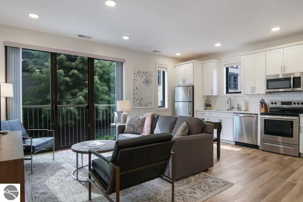 Foto principal - 131 E Eighth St