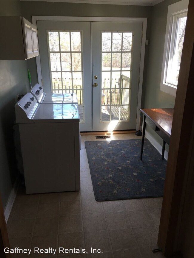 Building Photo - 3 br, 1.5 bath House - 403 York Rd