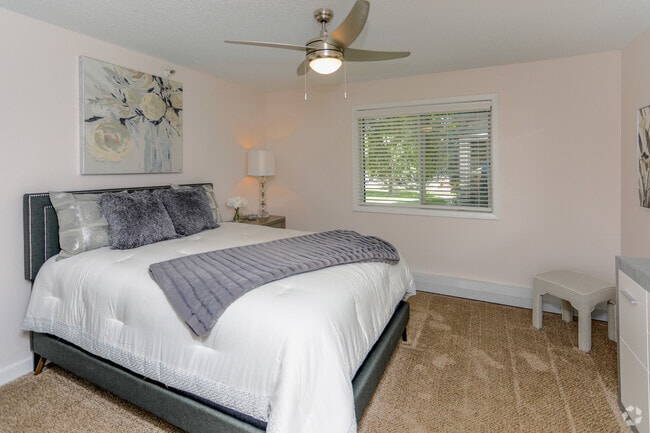 1BR, 1BA, Model - 738 SF - Colonial Estates