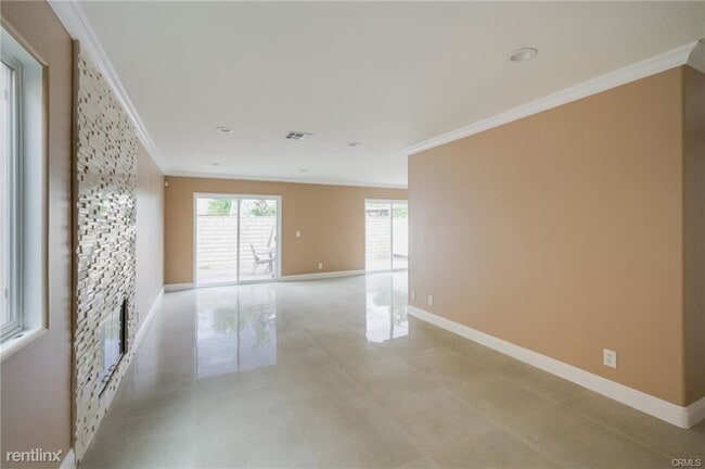 Building Photo - 4 br, 4 bath Townhome - 9231 1/2 Cedros Ave