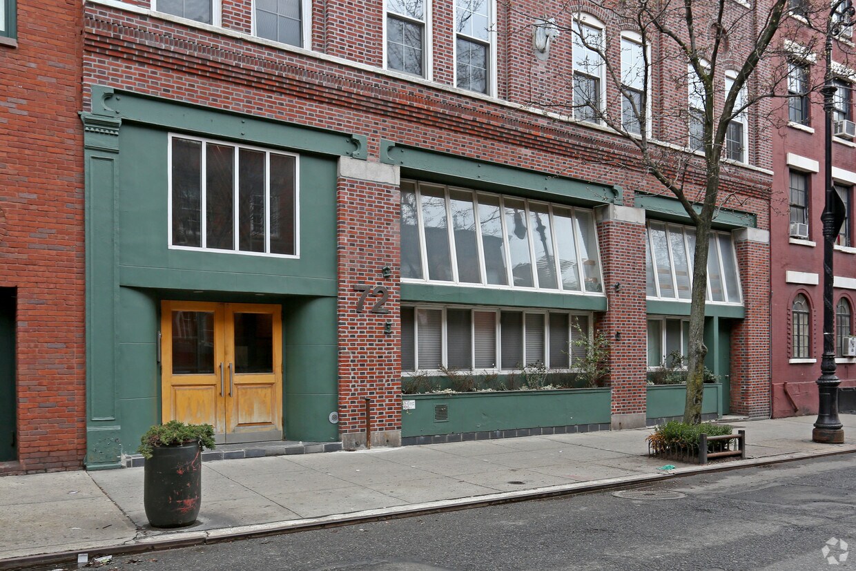 Building Photo - 72 Horatio St