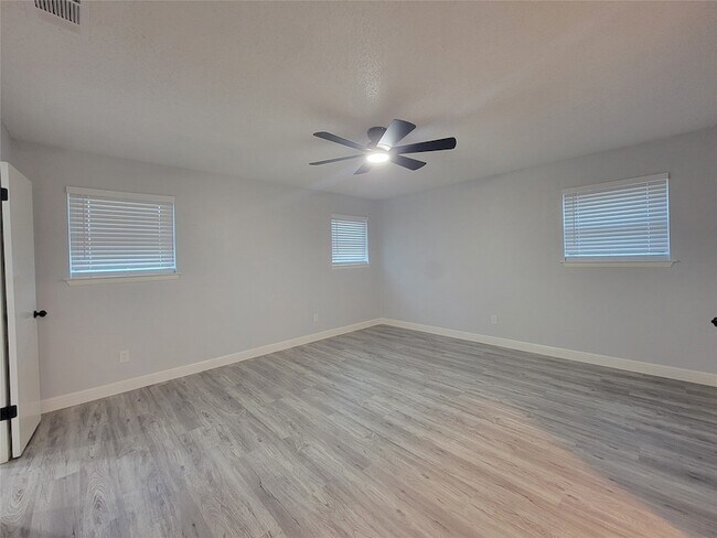 Building Photo - 7405 Pinehurst Dr W