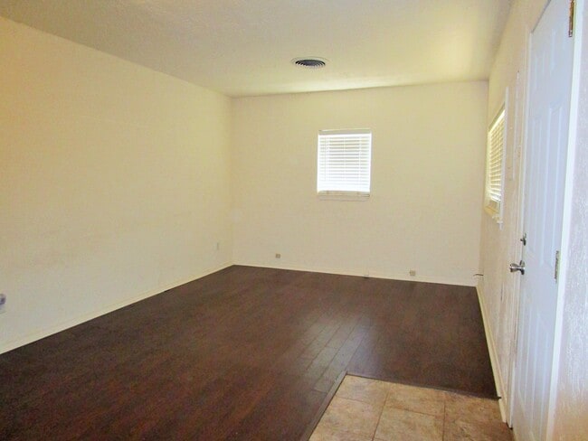 Building Photo - Cute and Private One Bedroom House