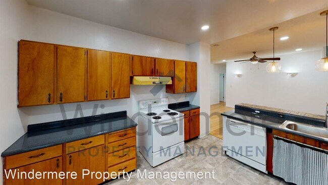 Building Photo - 4 br, 1.5 bath House - 735 Whitman Street
