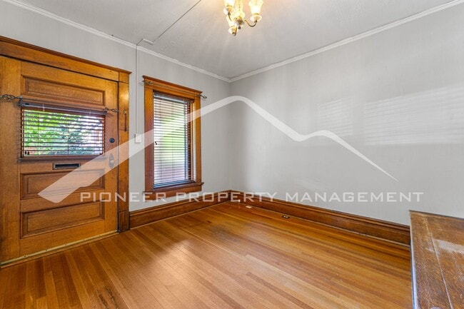 Foto del edificio - Charming condo with 1 Car Detached Garage!