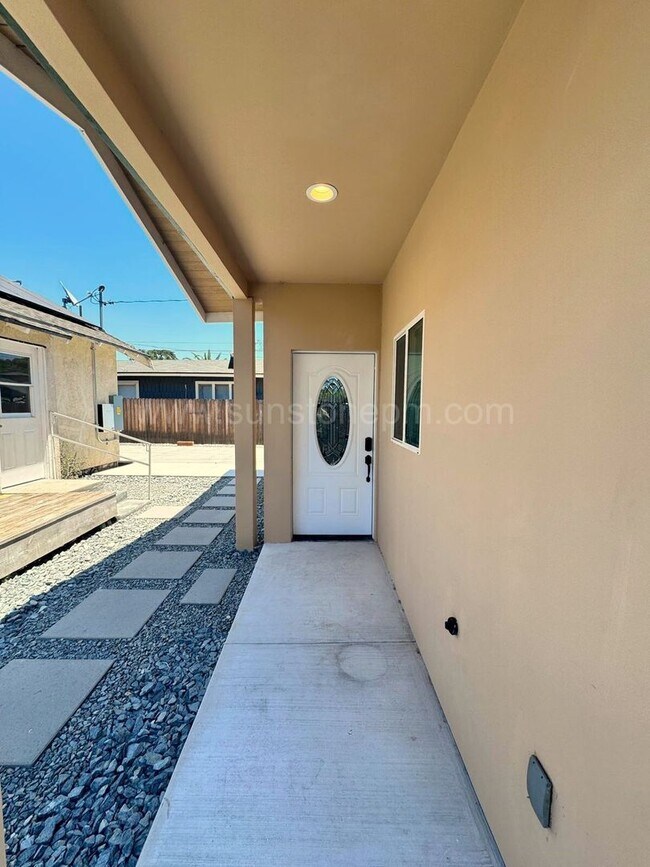 Building Photo - 2 Bedroom, 1 bathroom