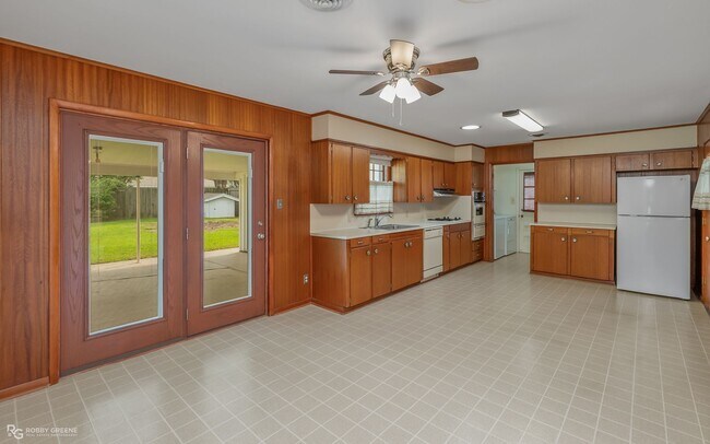 Building Photo - Cute move in ready home