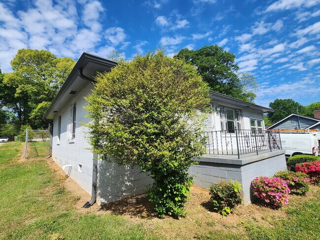 Foto del edificio - 120 Burbank Dr NW