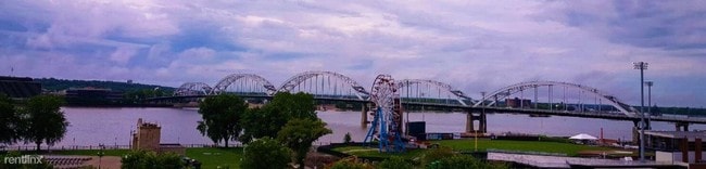 Building Photo - 420 W River Dr