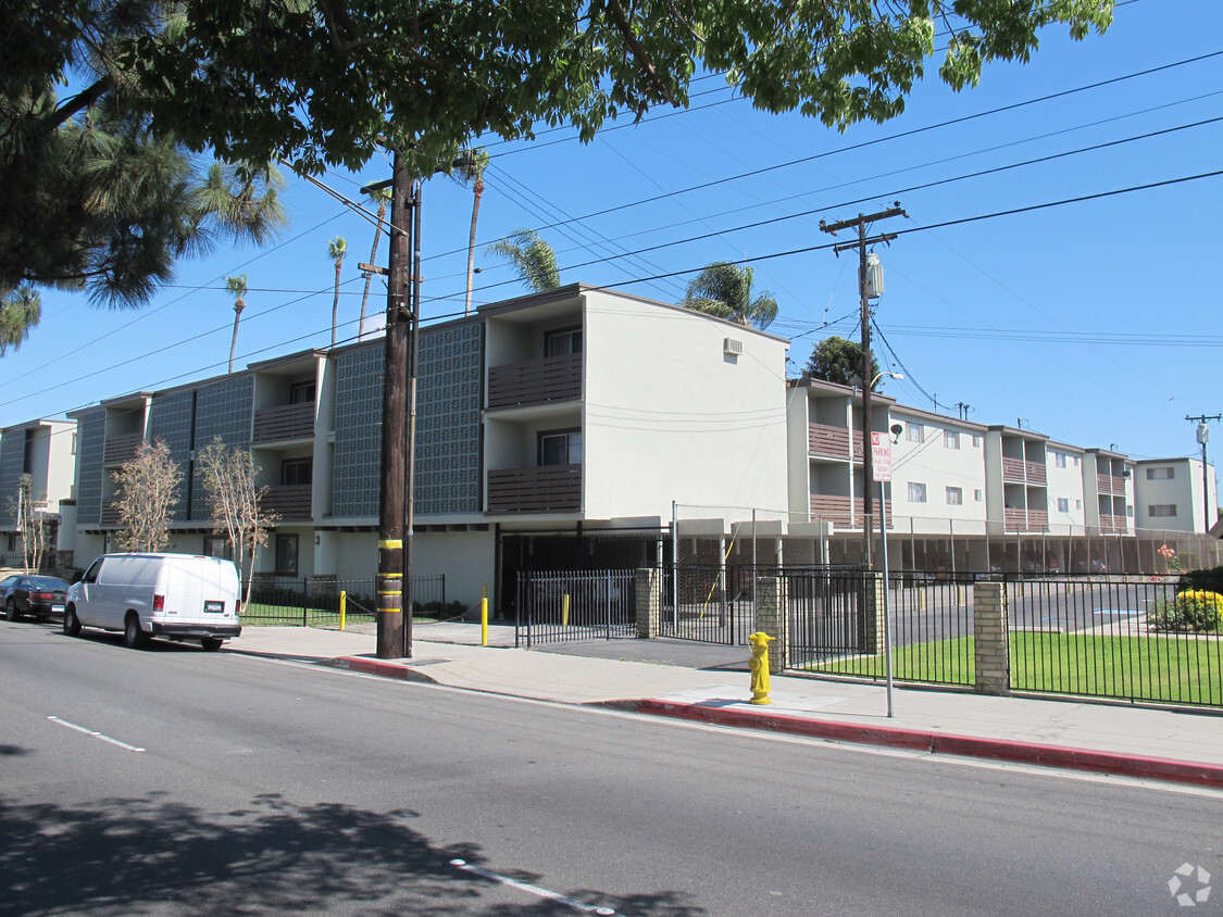 Foto del edificio - 8700 Rosecrans Ave