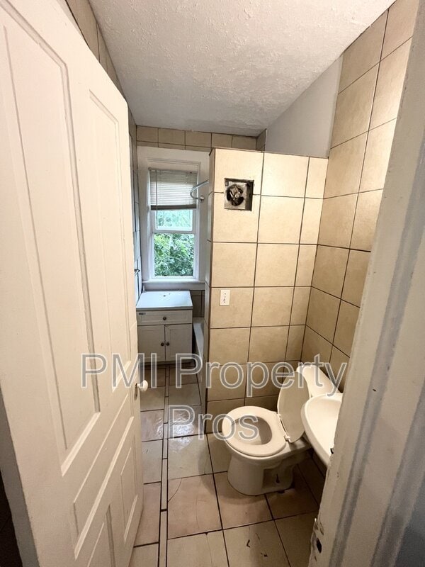 Building Photo - 2369 S Howell Ave (Lower)