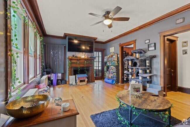 Building Photo - 212 Maplewood St