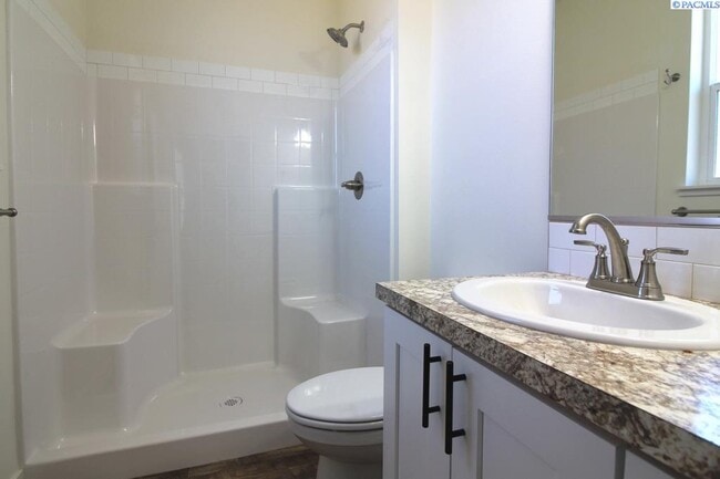 Building Photo - 3 Bed/2.5 Bath Townhouse in Kennewick