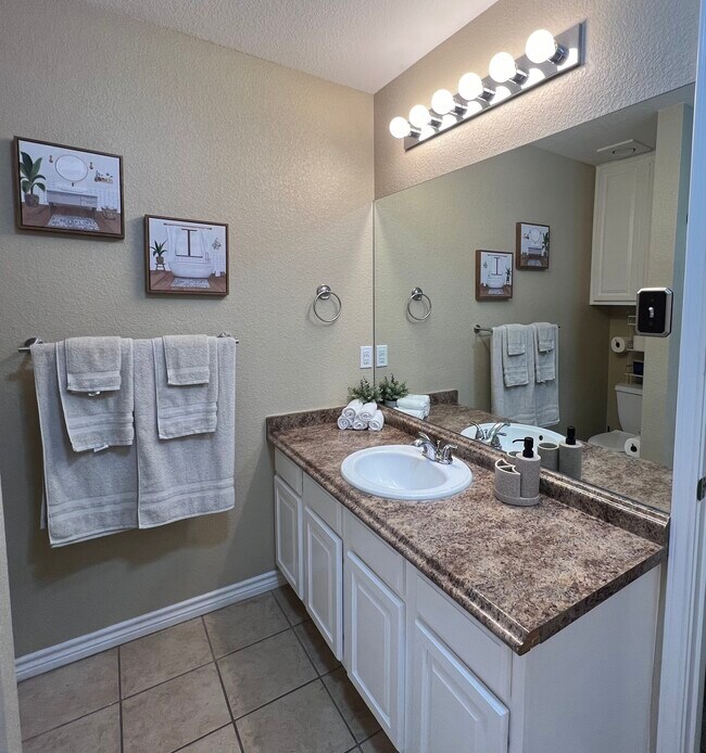 Foto del edificio - 5211 Blue Haven Dr
