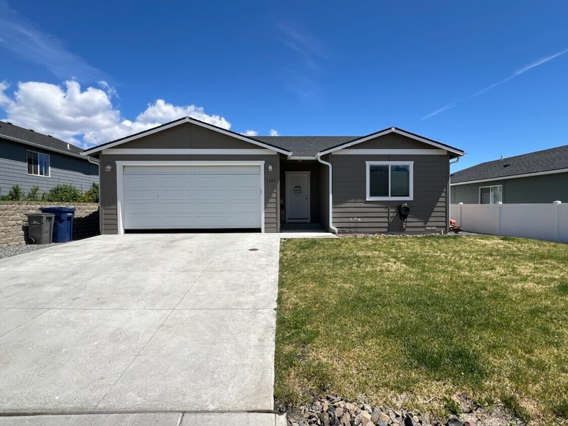 Foto principal - 3 bed/2 bath rambler style home! Double ga...