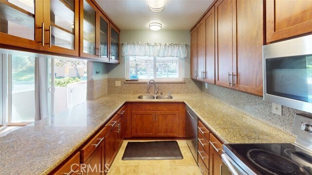 Foto del edificio - 3210 Merrill Dr