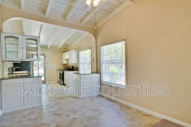Building Photo - 1764 Montecito Ave