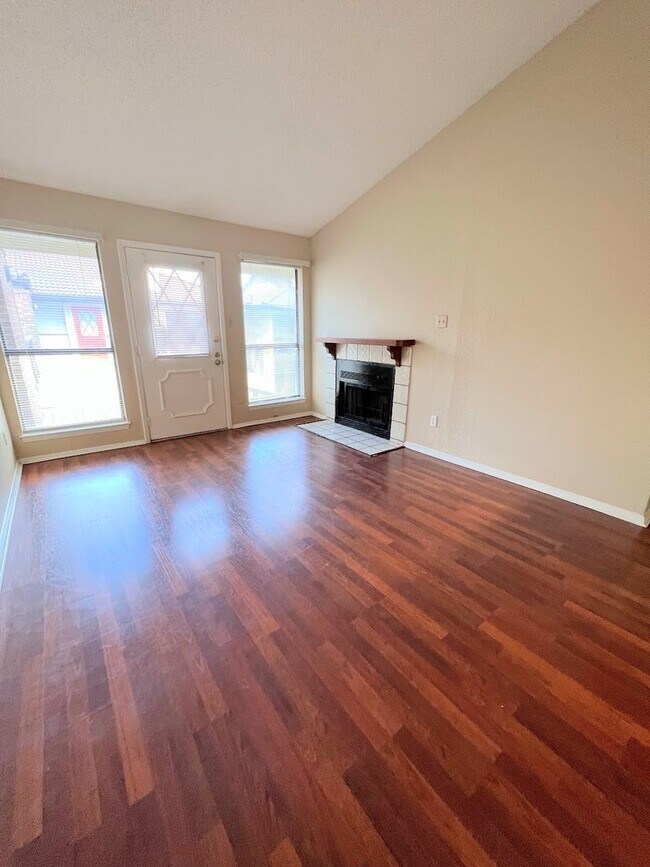 Building Photo - Croix 325 -  2 Bed 1 bath - $1450