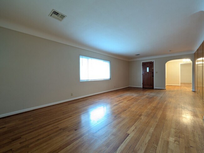 Foto del edificio - Great 3 bed/2 bath home with tons of chara...