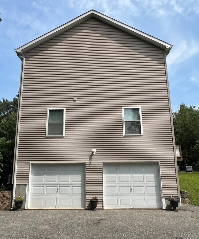 Garajes - 237 Green Ave