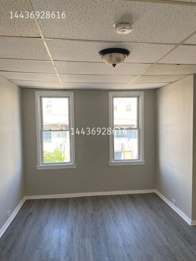 Building Photo - 527 N Kenwood Ave