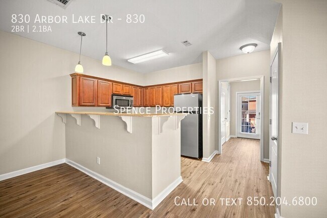 Foto del edificio - 830 Arbor Lake Dr