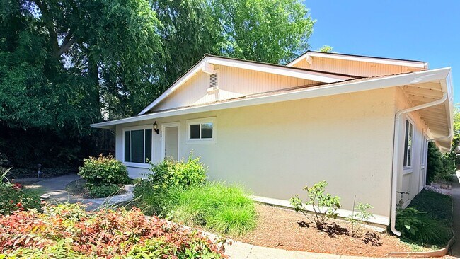 Foto del edificio - NEWLY RENOVATED---- 2BD/1BA, End Unit TH in Twin Creeks Garden, San Ramon- Available Now!