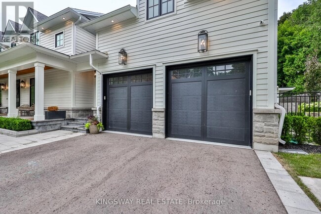 Building Photo - 993 Albertson Crescent