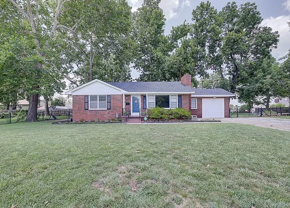 Primary Photo - 2 Bed / 1 Bath in Midtown!