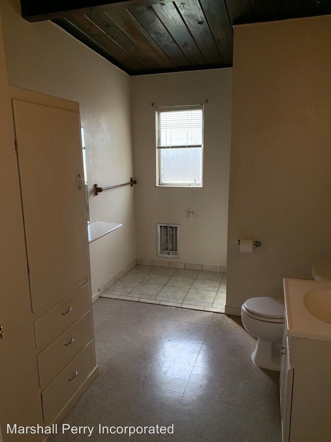 Building Photo - 1 br, 1 bath Apartment - 1326 Leonard Ave. #4