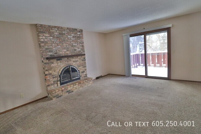 Building Photo - Spacious 2 Bed 1.5 Bath Apartment on the E...
