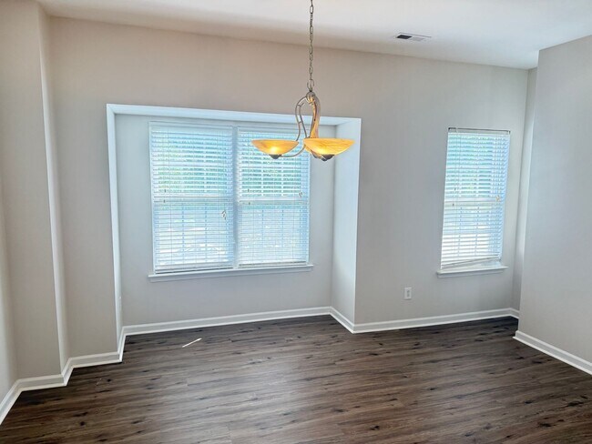 Foto del edificio - Renovated Cornelius Townhome with Garage, Pool & Elevated Rear Deck