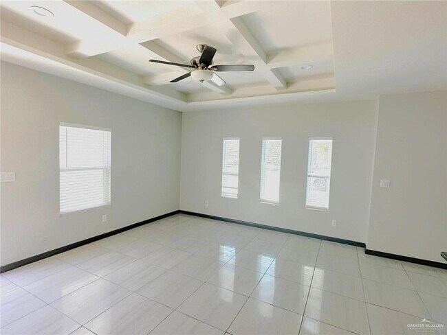 Building Photo - 809 E la Cantera Ave