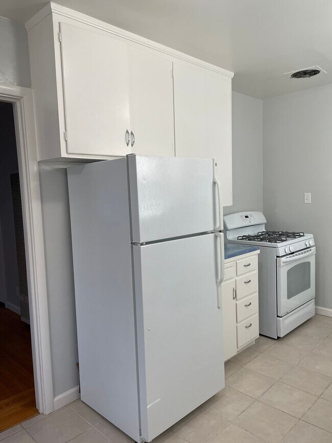 Building Photo - Wonderful East Sac. Duplex