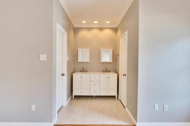 Building Photo - 10819 Crown Colony Dr
