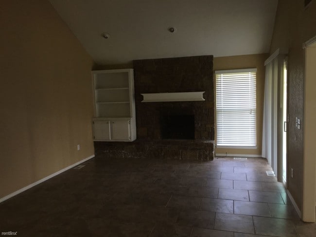 Building Photo - 3 br, 2 bath House - 601 NE 16th St