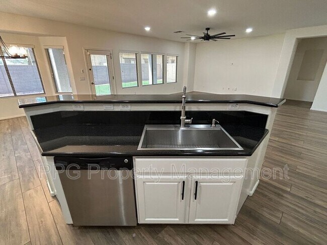 Foto del edificio - 16155 W Clinton St