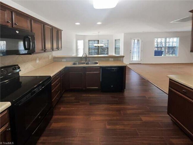 Foto del edificio - 2102 Longburn Dr