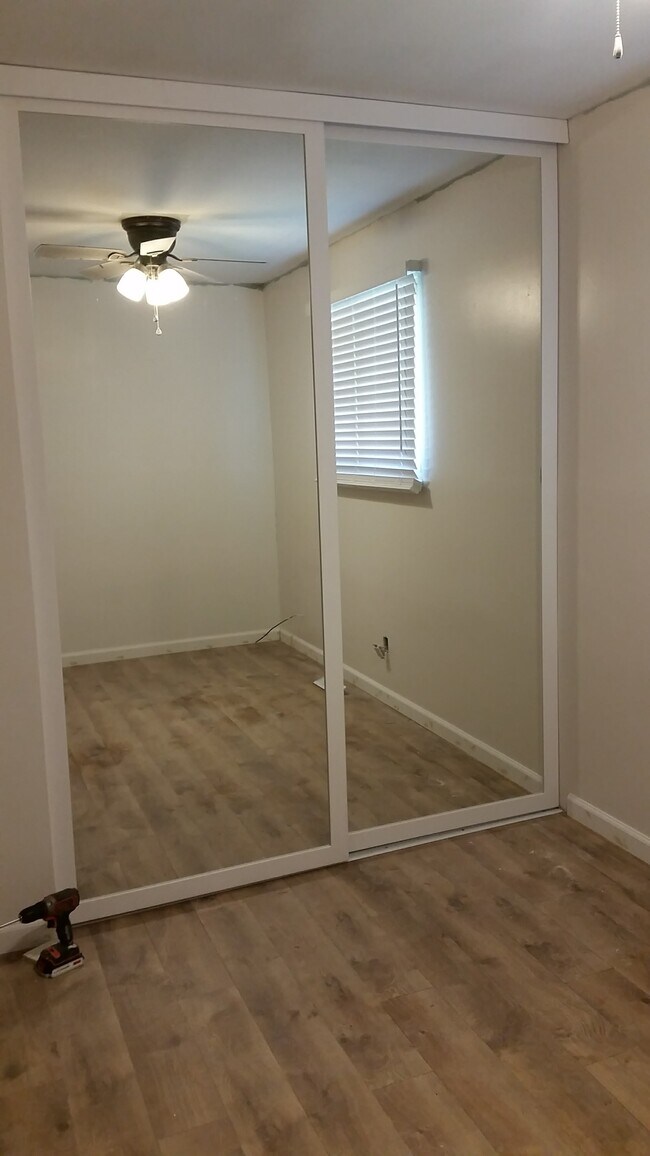 Foto del edificio - 1323 Essex Dr