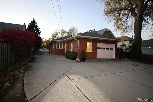 Foto del edificio - 734 N Monroe St