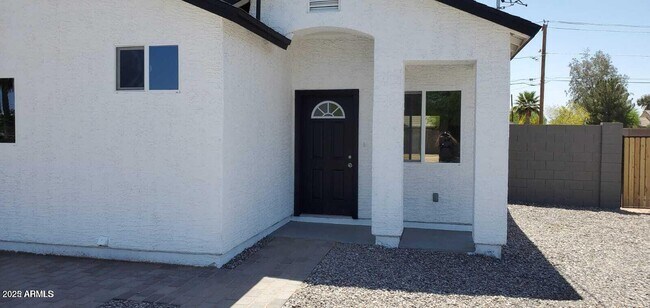 Building Photo - 545 W Ocotillo St