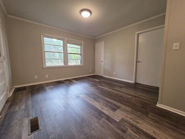 Building Photo - 4204 Lakeview Dr NW