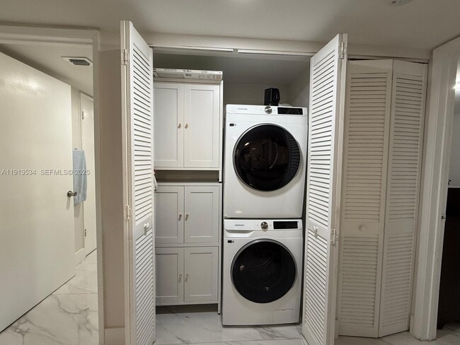 Building Photo - 9015 SW 125th Ave