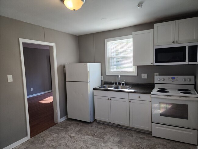 Building Photo - Charming 2 Bedroom with Large Backyard in ...