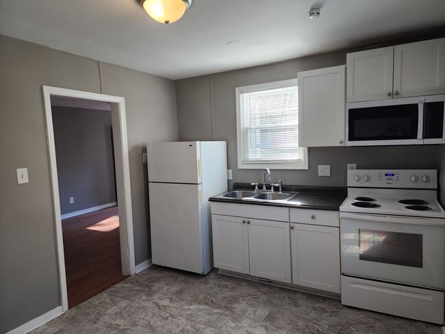 Foto del edificio - Charming 2 Bedroom with Large Backyard in ...